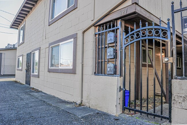 Building Photo - 121 N Wasson St