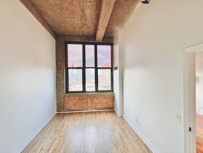 Building Photo - 320 E 21st St