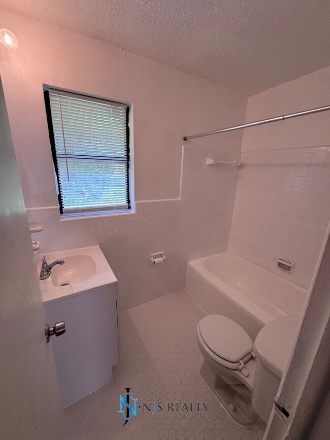 Building Photo - BEAUTIFUL 3/1 large 1417 sq ft home with N...