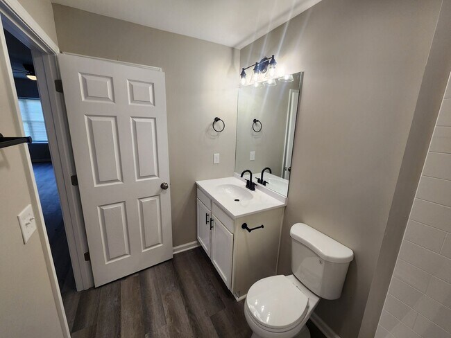 Building Photo - Renovated 2 bedroom 1 bath duplex unit with updated floors, bath, and kitchen!!