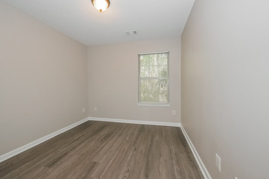 Building Photo - 7600 Creekside Ln