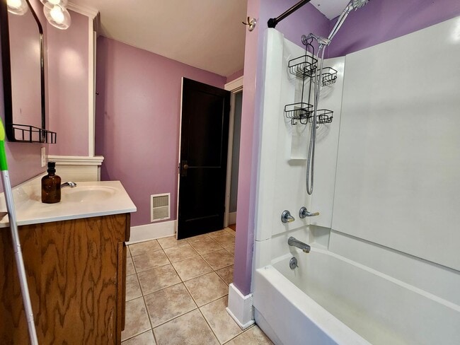 Building Photo - 3 bd 1 ba House | Charlotte | Off street P...