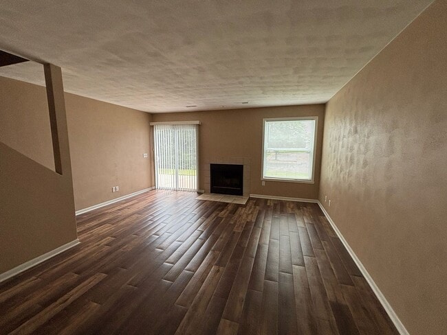 Building Photo - 372 Amphitheater Dr
