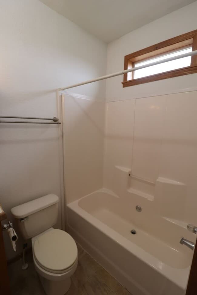 Building Photo - Spacious Town home for rent!