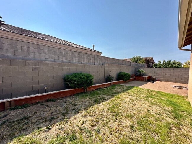 Building Photo - Beautiful 3 bedroom, 3 bathroom home with ...