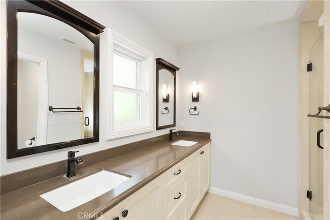 Building Photo - 933 W Riviera Dr