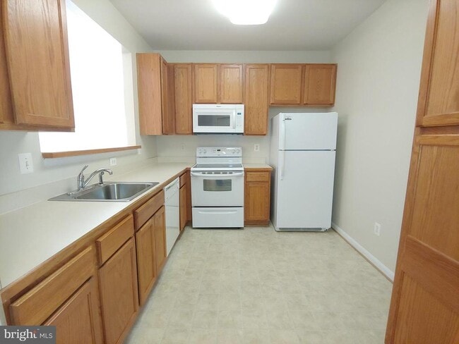 Building Photo - 2610 Chapel Lake Dr