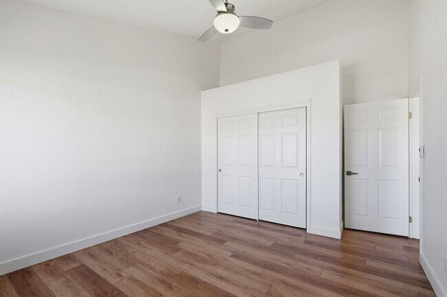 Building Photo - Great Townhome with Attached Garage!