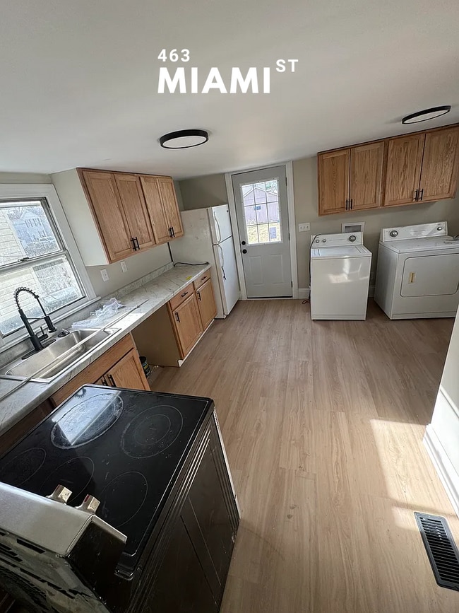 Building Photo - 463 Miami St