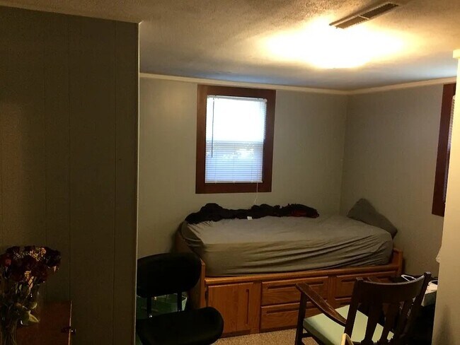 Building Photo - 122 9th St