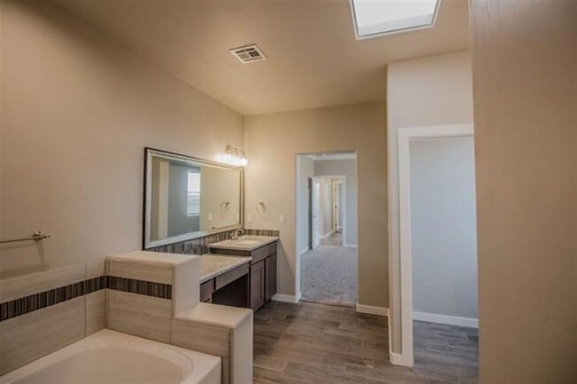 Building Photo - Spectacular 3 bed 2 bath home