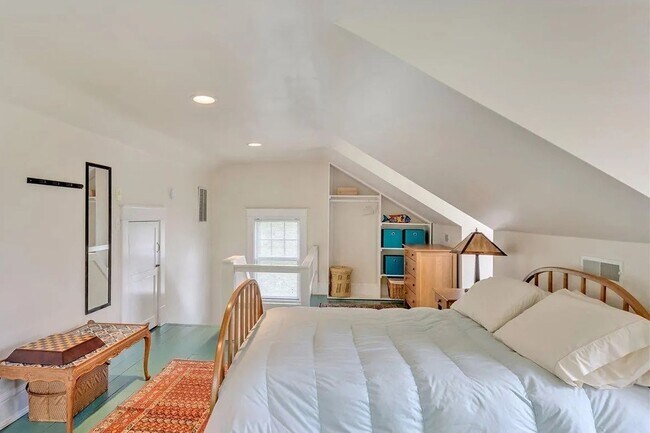 Building Photo - Charming & Pet-Friendly Downtown Gem