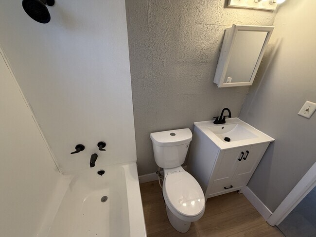 Building Photo - 4300 E 175th St