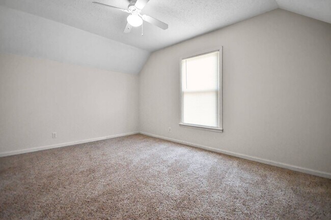 Building Photo - Pet Friendly Three Bedroom!