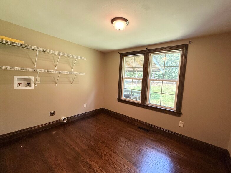 Building Photo - 1302 Hotwater Rd