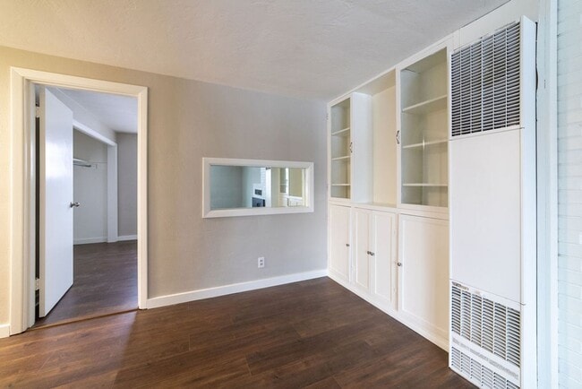 Building Photo - 172-172 NE Juniper St