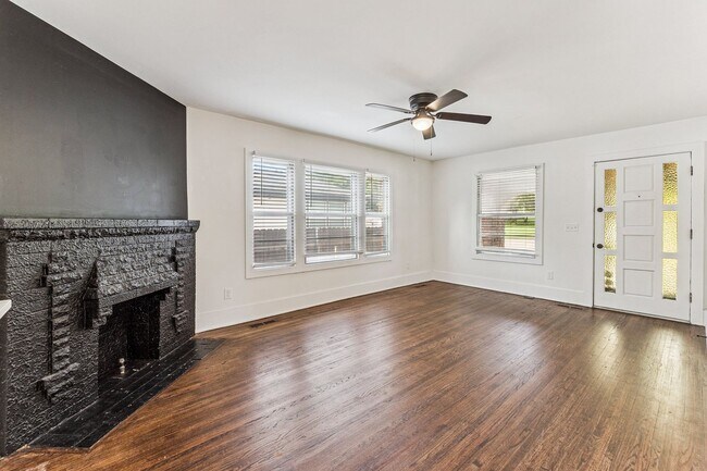 Building Photo - Midtown 3/2 with 2 Car Garage!