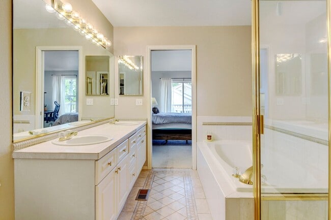 Building Photo - Beautiful luxury townhome style condominiu...
