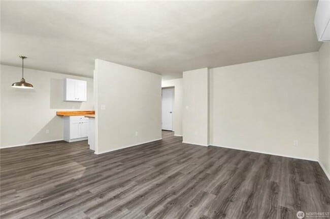 Building Photo - Beautifully Updated Duplex | W/D Included | Ideal for JBLM Commuters