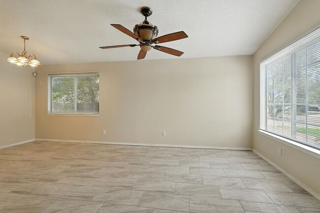 Building Photo - For Rent | 3 Bed / 2 Bath | 2 Car Garage |...
