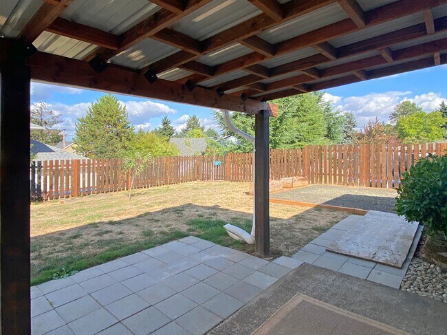 Building Photo - Charming Single Level 3 Bedroom in Adair V...