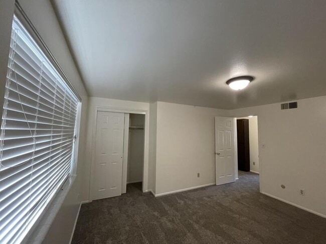 Building Photo - 25 E 960 S
