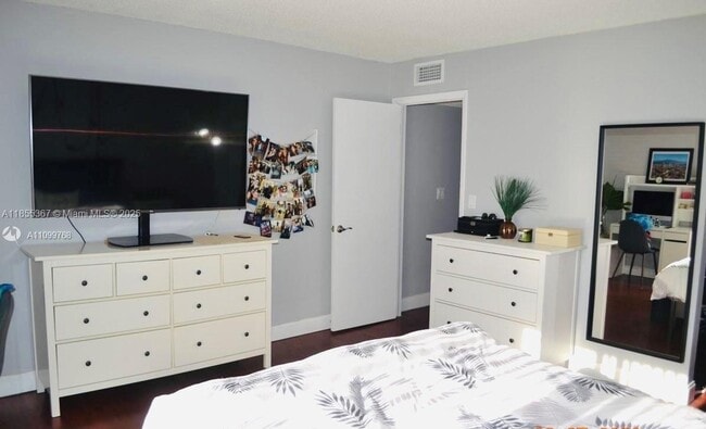 Building Photo - 9367 Fontainebleau Blvd