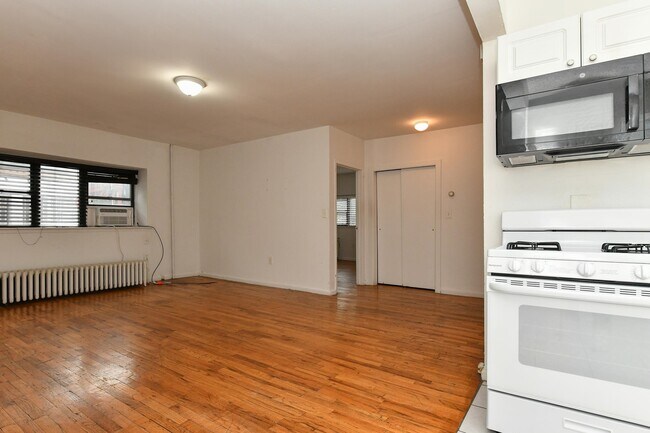 Building Photo - 217 10th St