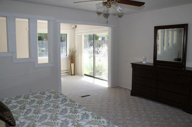 Building Photo - Foothills 3 Bedroom 2 Bath  2 car garage