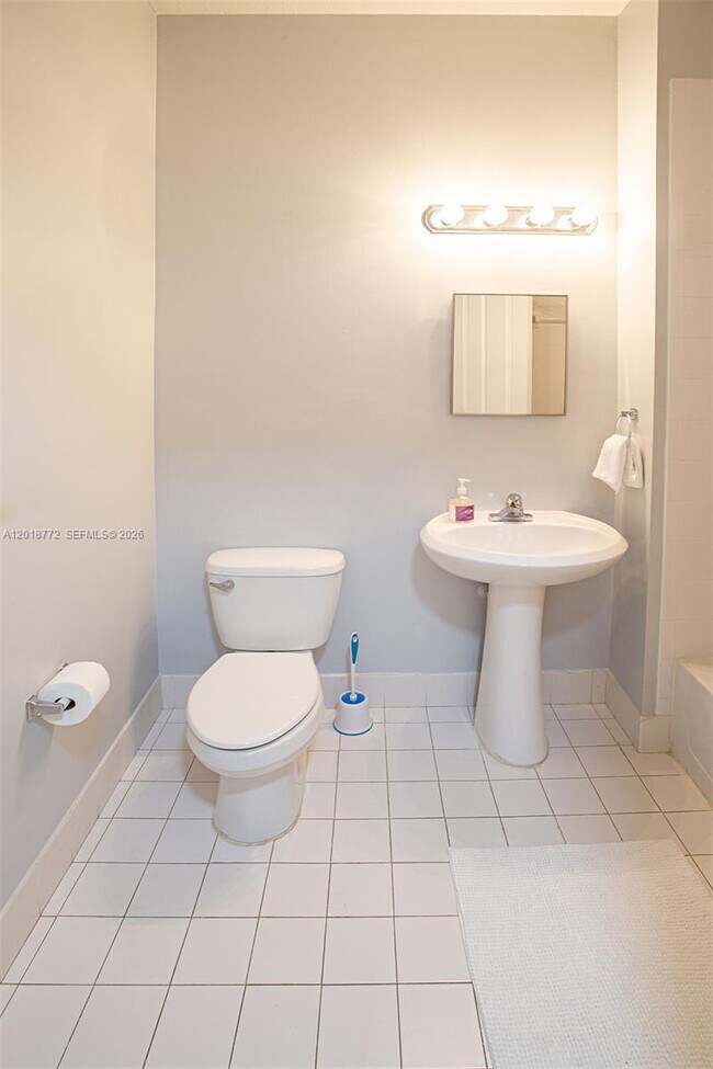 Building Photo - 2412 Venetian Way