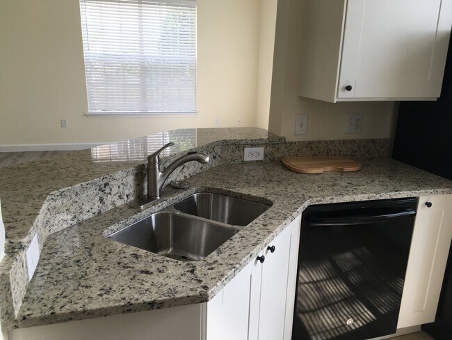 Building Photo - 12879 Madison Pointe Cir
