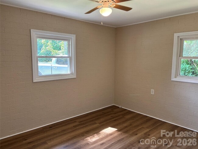 Building Photo - 204 Westview Dr