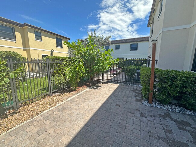 Building Photo - Stylish 3-Bedroom Home with Pool, Garage &...
