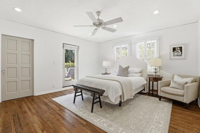 Building Photo - 566 E Crescent Dr