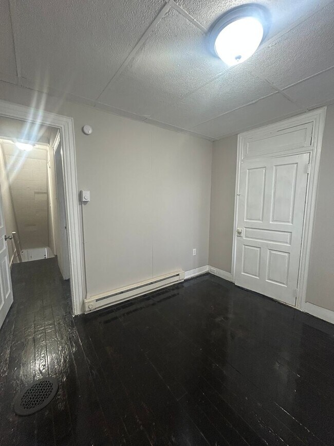 Building Photo - 4 Bedroom in York City