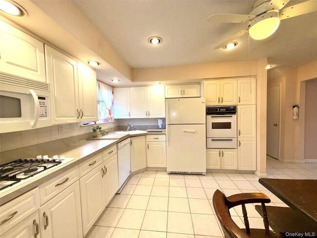 Building Photo - 15 Sherry Ln