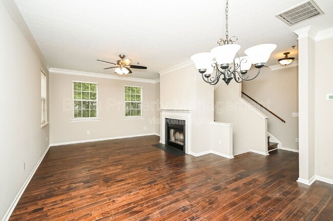 Building Photo - 212 Village Square Dr