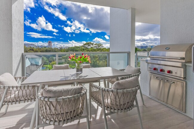 Building Photo - 485 E Royal Palm Rd