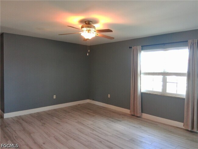 Building Photo - 893 Iris Dr