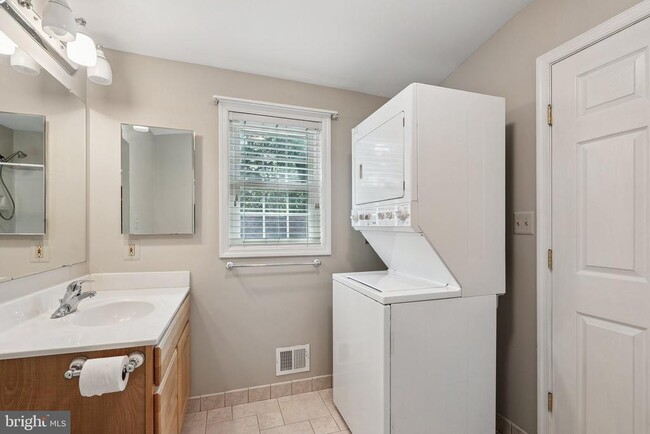 Building Photo - 5413 Tree Line Dr