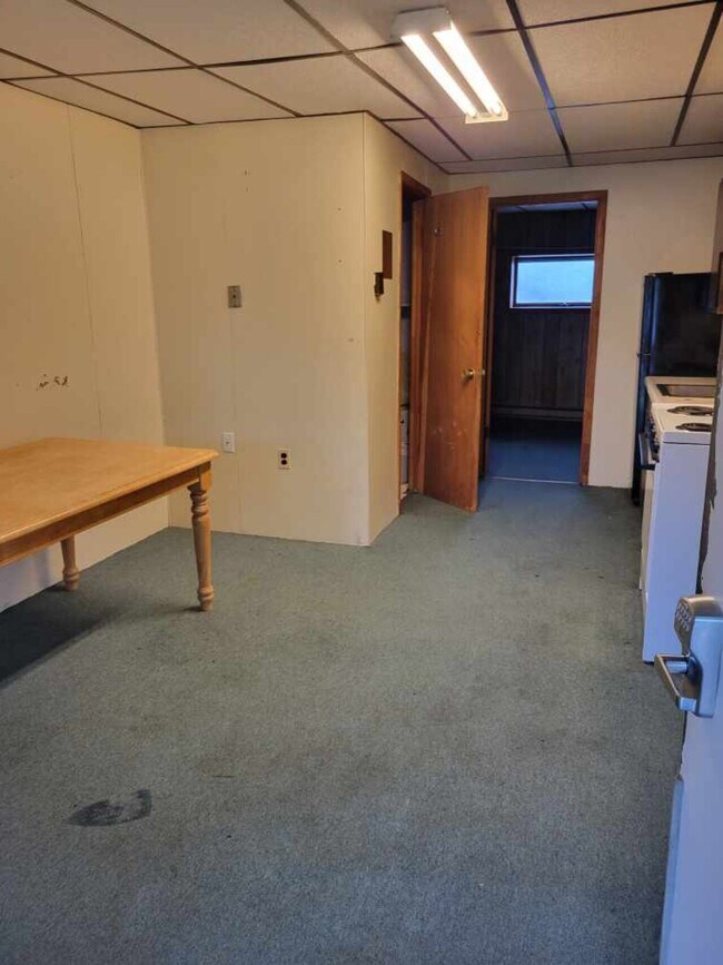 Building Photo - 30 1/2 Maple Street