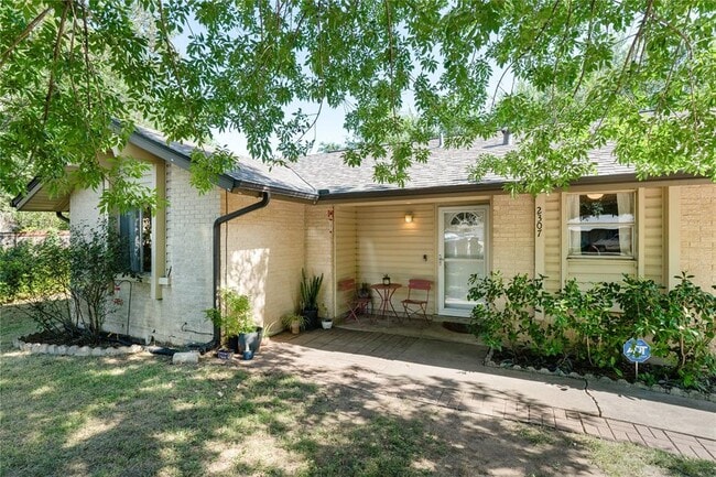 Building Photo - 2307 Valley High Cir
