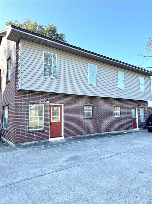 Building Photo - 446 W Parish Rd