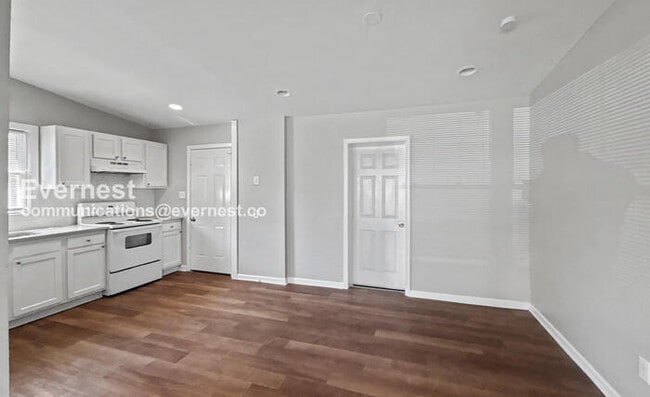 Building Photo - 3 Bed, 2 Bath Home with Fenced Yard / Pet-Friendly / Vouchers Accepted / Available Now!