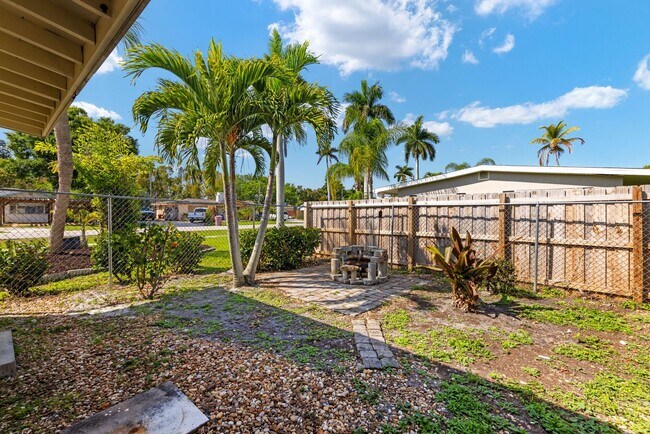 Building Photo - SFH Fort Myers 1561