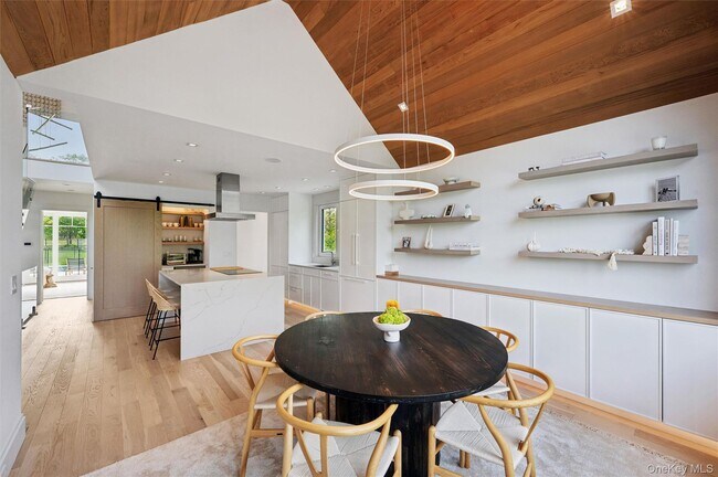 Building Photo - 28 Canoe Place Rd