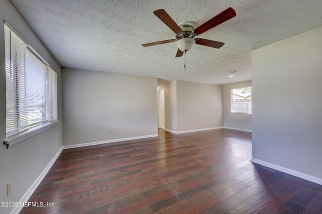 Building Photo - 4150 Lazy Hollow Ln N