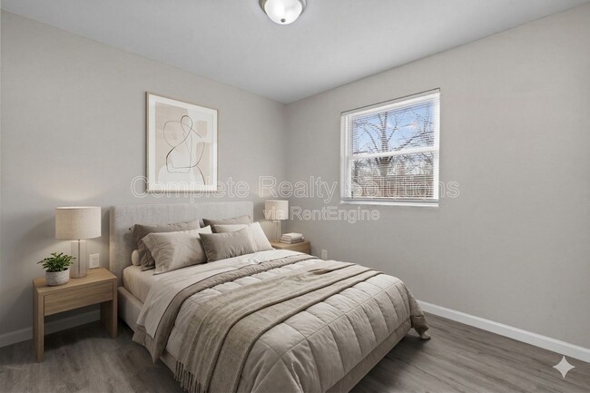 Building Photo - 10432 Royal Dr