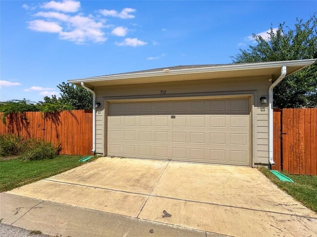 Building Photo - 512 Canadian Springs Dr