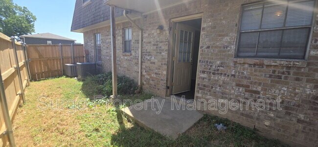 Building Photo - 233 Vista Way